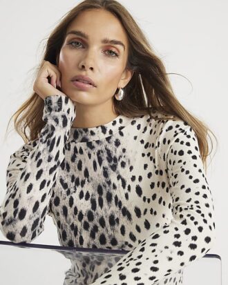 Krämfärgad långärmad ribbad topp med leopardmönster