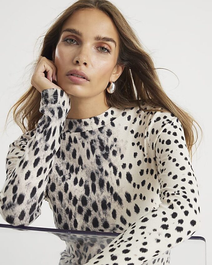 Krämfärgad långärmad ribbad topp med leopardmönster