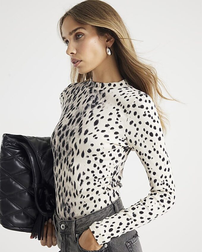Krämfärgad långärmad ribbad topp med leopardmönster