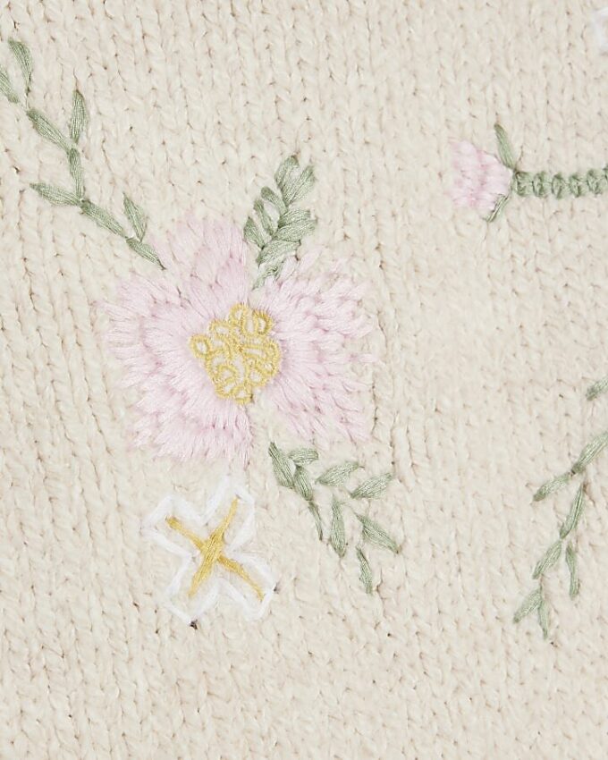 Krämfärgad långärmad tröja med broderade blommor
