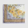Krämfärgad scarf med blommönster