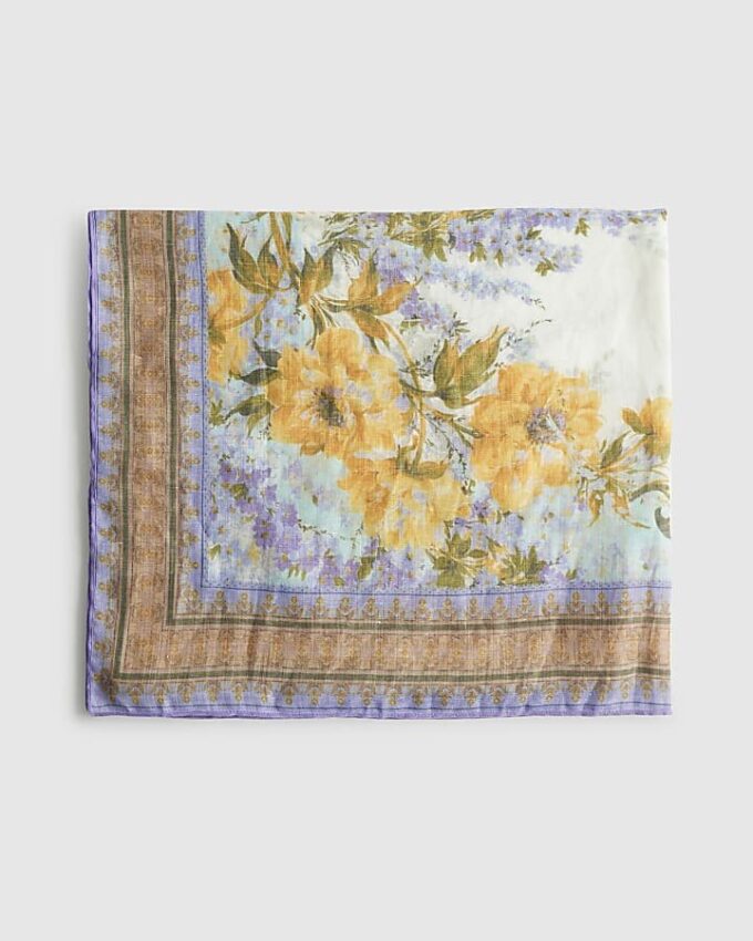 Krämfärgad scarf med blommönster