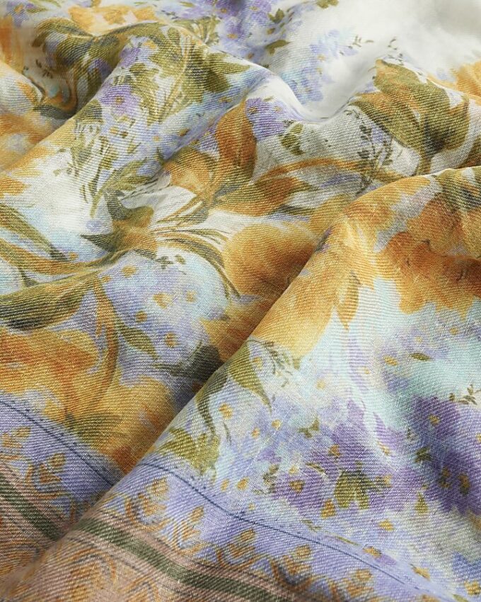 Krämfärgad scarf med blommönster