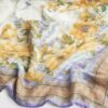 Krämfärgad scarf med blommönster