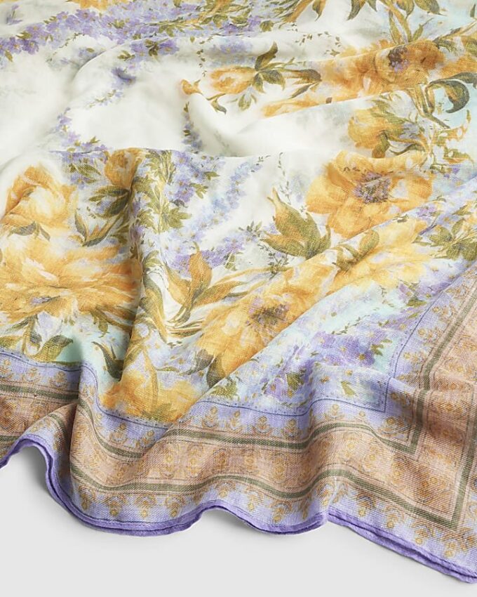 Krämfärgad scarf med blommönster