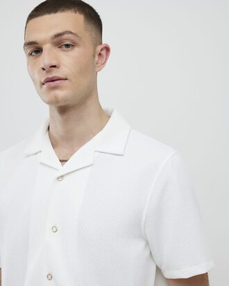Krämfärgad slim fit-skjorta med revers