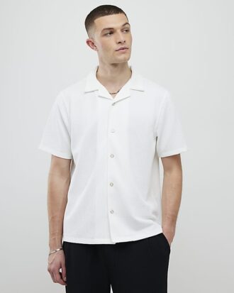 Krämfärgad slim fit-skjorta med revers