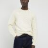 Krämfärgad slim fit-stickad tröja