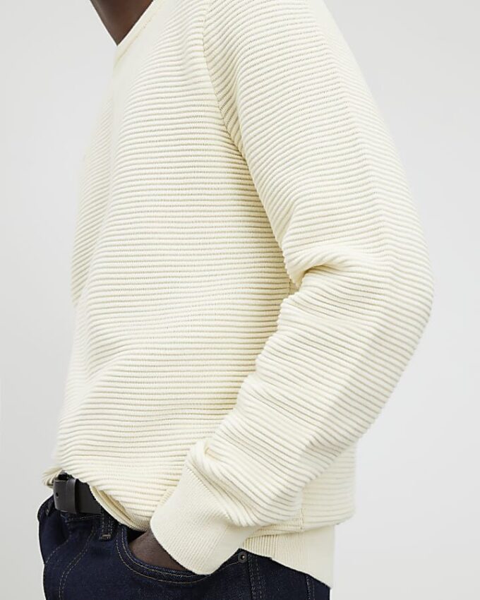 Krämfärgad slim fit-stickad tröja