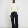 Krämfärgad slim fit-stickad tröja