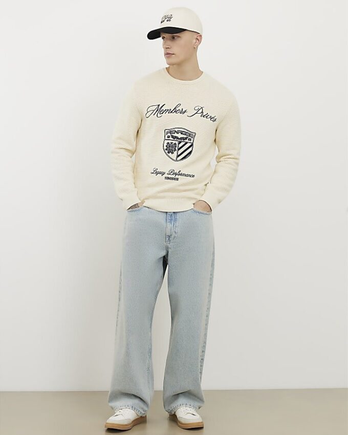 Krämfärgad slim fit-tröja med broderi