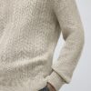 Krämfärgad slim fit-tröja med kabelstickning