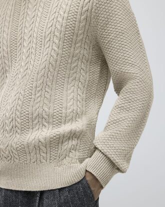 Krämfärgad slim fit-tröja med kabelstickning