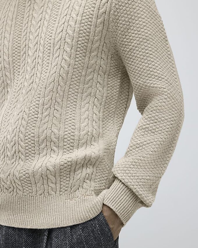 Krämfärgad slim fit-tröja med kabelstickning