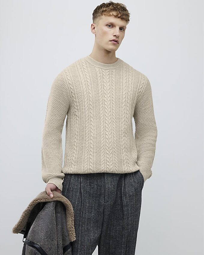 Krämfärgad slim fit-tröja med kabelstickning