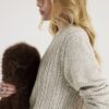 Krämfärgad slim fit-tröja med kabelstickning