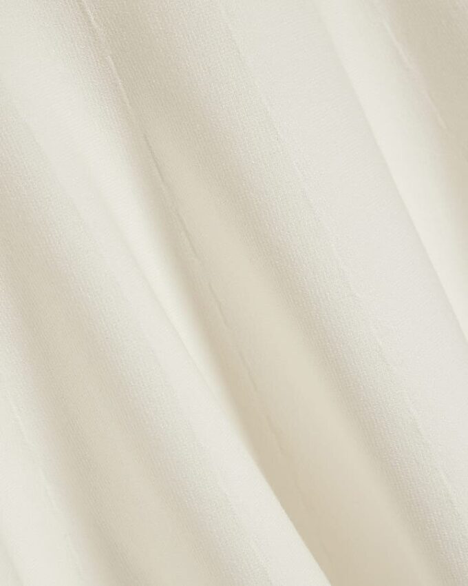 Krämfärgad stickad midilång kjol