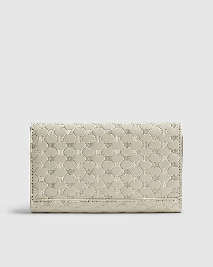 Krämfärgad veckad plånbok med präglat monogram