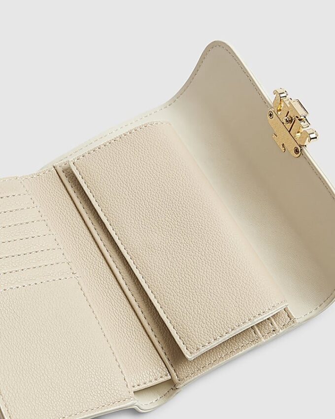 Krämfärgad veckad plånbok med präglat monogram