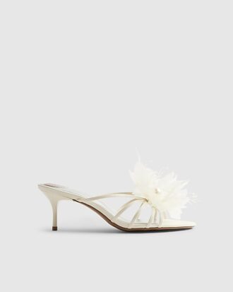 Krämfärgade mule-klackar med blommig kant
