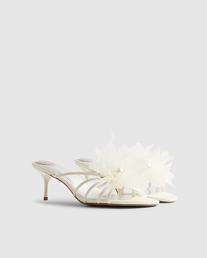 Krämfärgade mule-klackar med blommig kant