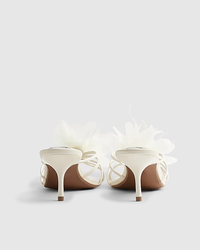 Krämfärgade mule-klackar med blommig kant