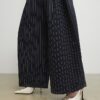 Krämfärgade pumps med logo och slingback