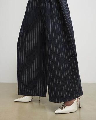 Krämfärgade pumps med logo och slingback