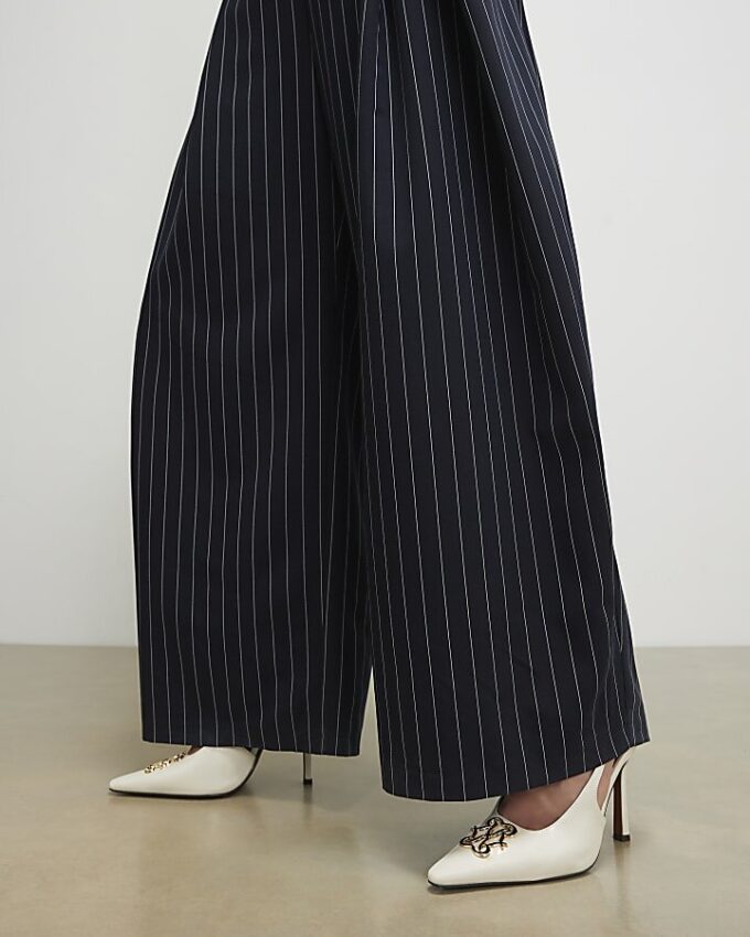 Krämfärgade pumps med logo och slingback