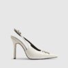 Krämfärgade pumps med logo och slingback
