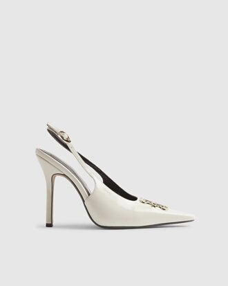 Krämfärgade pumps med logo och slingback