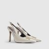 Krämfärgade pumps med logo och slingback