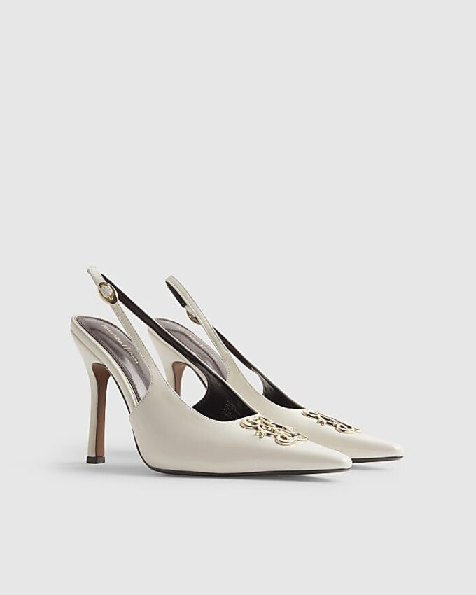 Krämfärgade pumps med logo och slingback