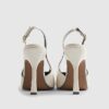 Krämfärgade pumps med logo och slingback