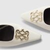 Krämfärgade pumps med logo och slingback