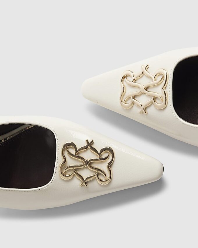 Krämfärgade pumps med logo och slingback