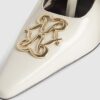 Krämfärgade pumps med logo och slingback