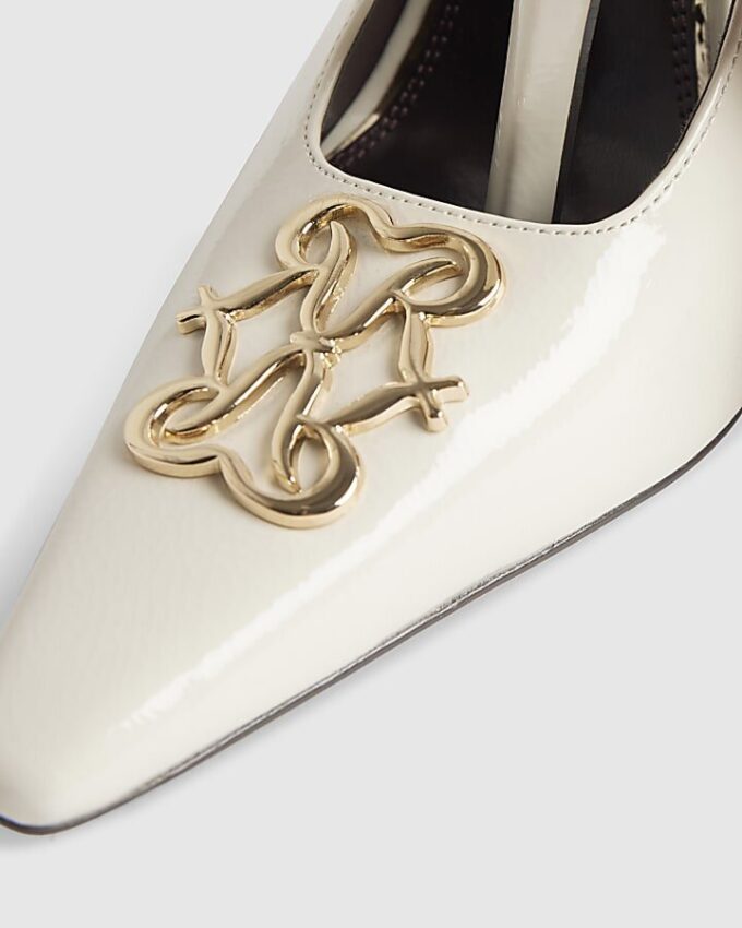 Krämfärgade pumps med logo och slingback
