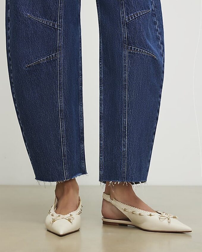 Krämfärgade pumps med rosett och slingback