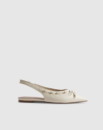Krämfärgade pumps med rosett och slingback