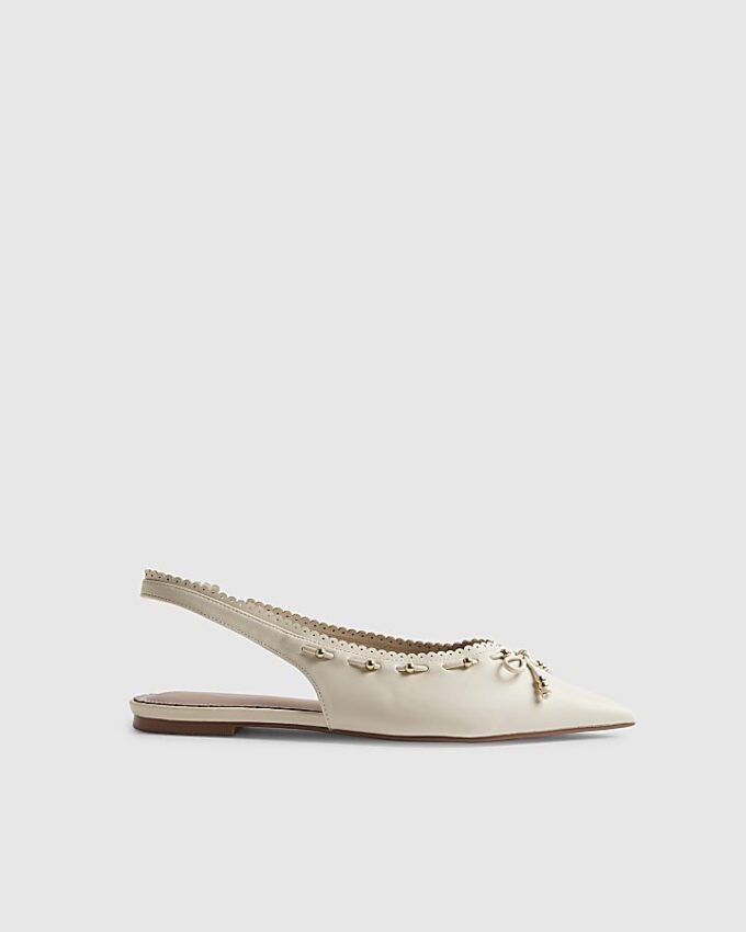 Krämfärgade pumps med rosett och slingback