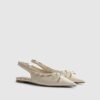 Krämfärgade pumps med rosett och slingback