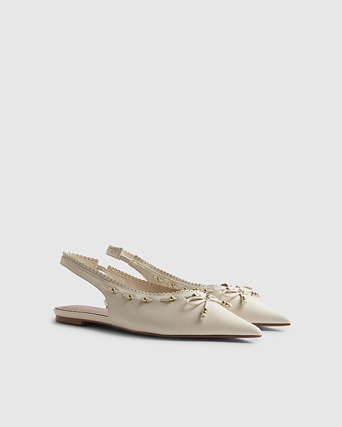 Krämfärgade pumps med rosett och slingback