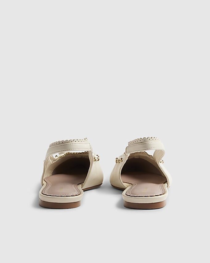 Krämfärgade pumps med rosett och slingback
