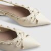 Krämfärgade pumps med rosett och slingback