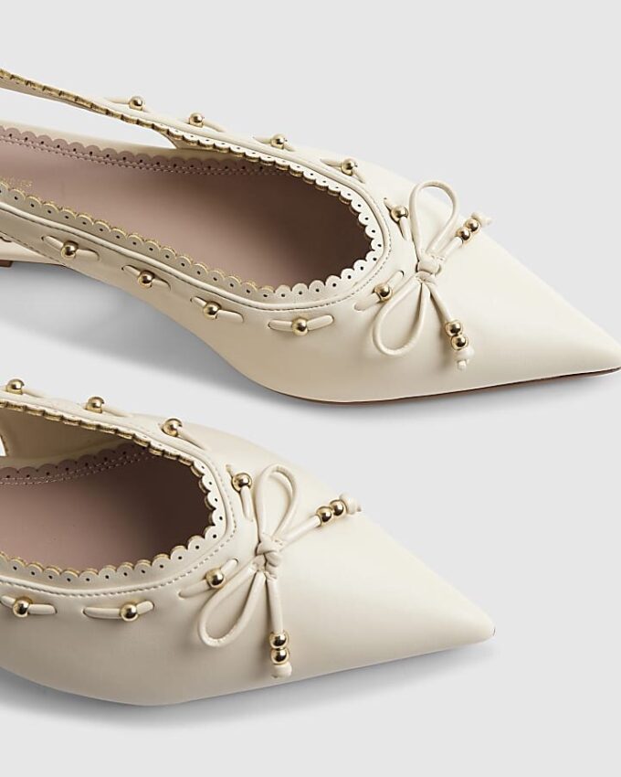 Krämfärgade pumps med rosett och slingback