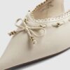 Krämfärgade pumps med rosett och slingback