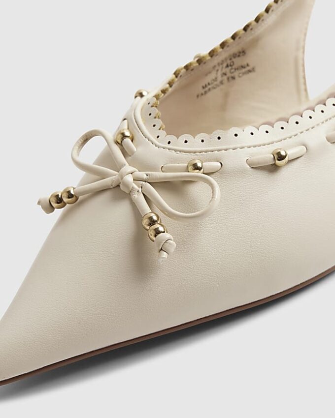 Krämfärgade pumps med rosett och slingback