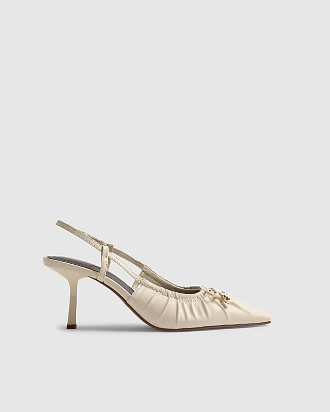 Krämfärgade pumps med rynkad rosett