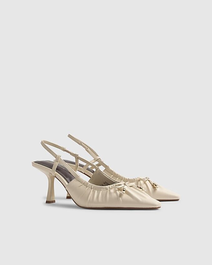 Krämfärgade pumps med rynkad rosett